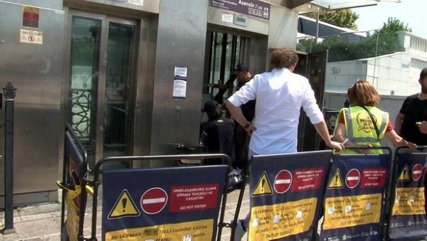 Taksim'de metro asansöründe arıza: Turistler mahsur kaldı!