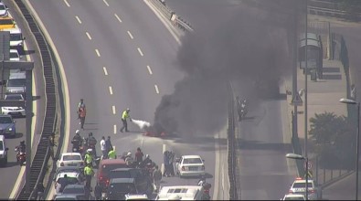 15 Temmuz Sehitler Köprüsü Girisinde Motosiklet Alev Alev Yandi