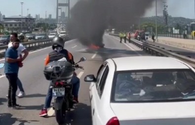15 Temmuz Şehitler Köprüsü'nde motosiklet alev alev yandı!