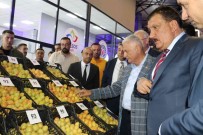 Binali Yildirim En Güzel Kayisilarin Bulundugu Standi Gezdi