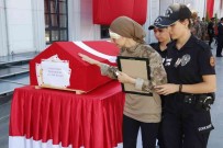 En Aci An Açiklamasi Yarali Halde Polis Esinin Cenazesine Katildi