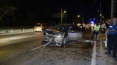 Bursa'da Kontrolden Çikan Araç Önce Bariyerlere Sonra Otomobile Çarpti Açiklamasi 1'I Agir 2 Yarali