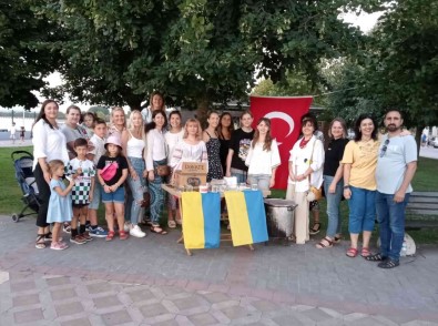 Ukraynali Kadinlar Ülkelerine Destek Için Kocaeli'de Çorba Yapip Satti