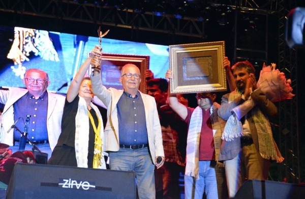 CHP’li belediyede skandal tören: Sevgi, Barış ve Dostluk ödülünü terör destekçisine verdiler!