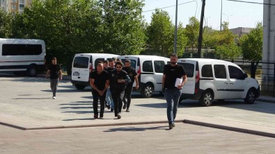 Çete Kurup Polis Kiligina Girdi, Agabeyini Yaralayip Gasp Etti