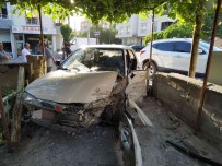 Develi'de Otomobil Evin Bahçesine Girdi