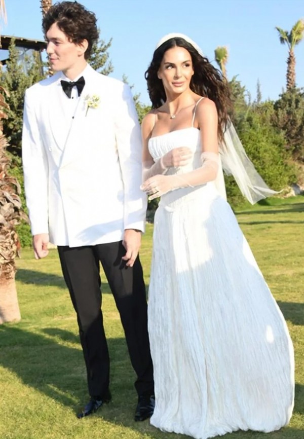 Ünlü çiftten balayı pozları!