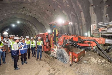 Izmir'in En Uzun Tünelinde Yogun Tempo