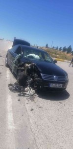 Otomobil Traktöre Çarpti, 5 Kisi Yaralandi