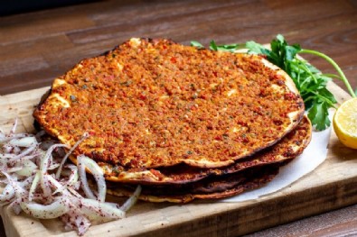 Türkbükü'nde lahmacun borsası yine yükseldi! 195 TL'yi az bulan beach ara zam yaparak fiyatı 225 TL'ye çıkarttı