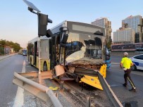 Üsküdar'da Servis Aracinin Sikistirdigi IETT Otobüsü Bariyerlere Ok Gibi Saplandi