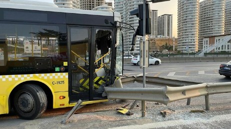 İstanbul'da facianın eşiğinden dönüldü! İETT otobüsü bariyerlere saplandı