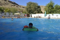 Hava Sicakliginin 45 Dereceyi Buldugu Mardin'de Vatandaslar Havuza Akin Etti