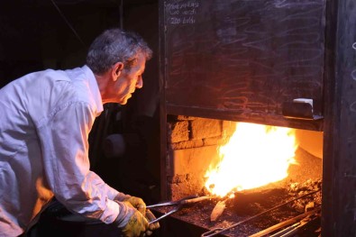 Malatya'da 45 Yildir Demire Sekil Veriyor