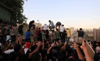 Irak Parlamentosunu Basan Protestocular Sadr'in Çagrisi Üzerine Geri Çekildiler