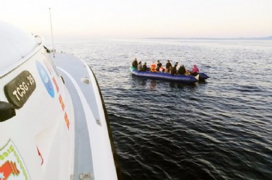 Marmaris'te, Yunanistan unsurlarınca Türk karasularına itilen 54 düzensiz göçmen kurtarıldı