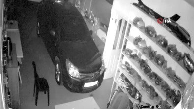 Yedek Parçaciyi Soydular Açiklamasi Otomobili De Çalip Kaçtilar