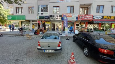 Döviz Bozdurma Bahanesiyle Kuyumcudan 100 Bin Lira Çaldilar