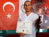 Genç Eczaci Gözü Gibi Baktigi Saçini Onkoloji Hastalari Için Kestirdi