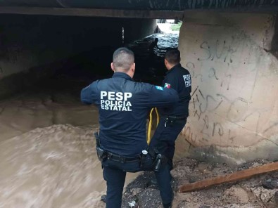 Meksika'daki Selde Köprü Altinda Mahsur Kalan Adam Kurtarildi