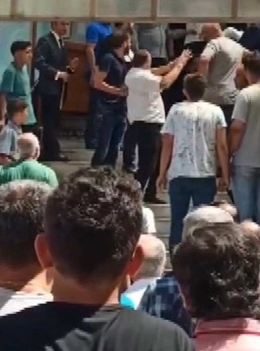 İmamoğlu'na protesto gerginliği! Ortalık karıştı üç kişi gözaltına alındı!