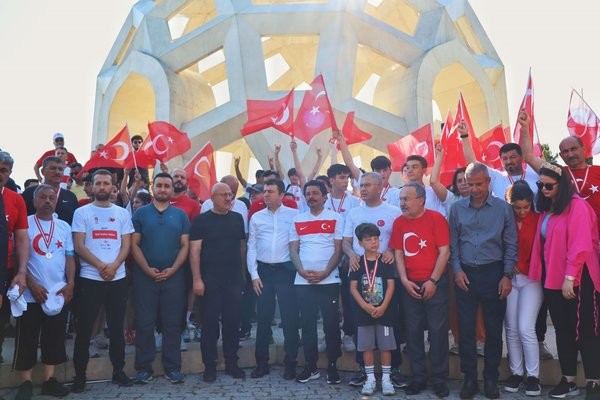 Demokrasi şehitleri için koştular! 251 şehit uğruna vatan koşusu!