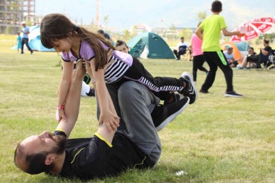 Çocuklar Babalari Ile Bu Kampta Bulustu