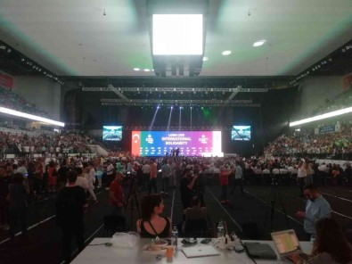 HDP 5'Inci Olagan Genel Kongresi'nde Terörist Basinin Posterini Açmaya Çalistilar