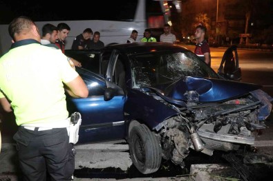 Sinyalizasyon Diregine Çarpan Otomobil Sürücüsü Hayatini Kaybetti