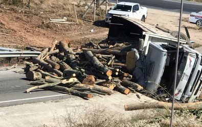 Freni Bosalan Tomruk Yüklü Kamyon Devrildi Açiklamasi 1 Yarali