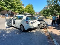 Karabük'te Iki Otomobil Çarpisti Açiklamasi 4 Yarali Haberi