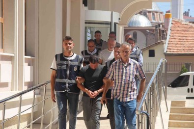 Konya'dan 100 Bin Liralik Döviz Çalan Sahislar Tutuklandi