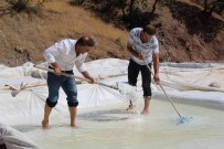 Batman'da 4 Asirdir Dede Meslegi Yapan Köylüler, Haftada 150 Ton Tuz Çikartiyor