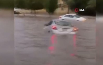Riyad'i Sel Vurdu, Cadde Ve Sokaklar Göle Döndü
