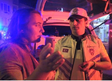 Alkollü Kadin Sürücü Oglunun Yaninda Alkollü Araç Kullandi, Ortaligi Bir Birine Katti