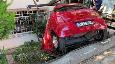 Bakirköy'de Kaza Yapan Araç Evin Bahçesine Uçtu Açiklamasi 1 Yarali