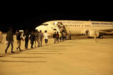 Agri'da Sinir Disi Edilen 273 Afgan Göçmen Uçakla Ülkelerine Gönderildi