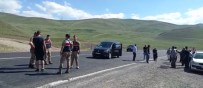 Erzurum'da Kaza Sonrasi Köylüler Yolu Trafige Kapatti