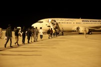 Sinir Disi Edilen 273 Afgan Göçmen Uçakla Ülkelerine Gönderildi