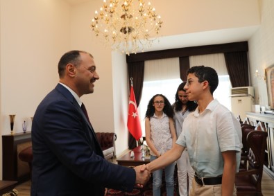 Vali Kaldirim LGS Sampiyonu Ögrencileri Ödüllendirdi