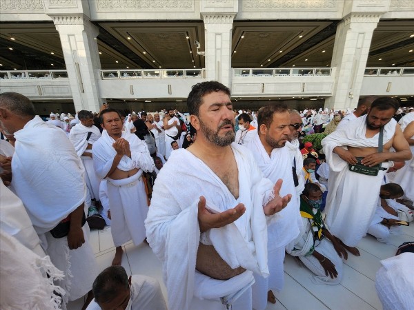 İngiltere'den çıkan Adam Muhammed, 11 ayda yürüyerek Mekke'ye ulaştı!