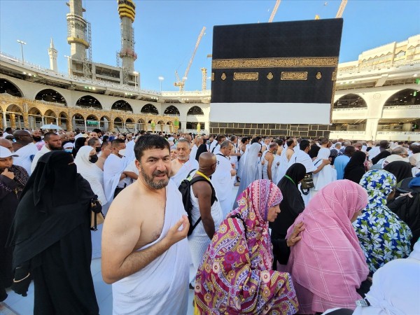 İngiltere'den çıkan Adam Muhammed, 11 ayda yürüyerek Mekke'ye ulaştı!