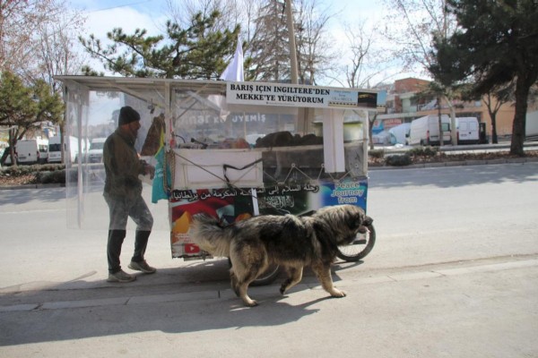 İngiltere'den çıkan Adam Muhammed, 11 ayda yürüyerek Mekke'ye ulaştı!