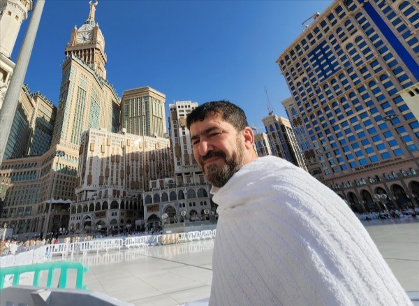 İngiltere'den çıkan Adam Muhammed, 11 ayda yürüyerek Mekke'ye ulaştı!