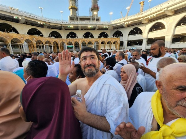 İngiltere'den çıkan Adam Muhammed, 11 ayda yürüyerek Mekke'ye ulaştı!