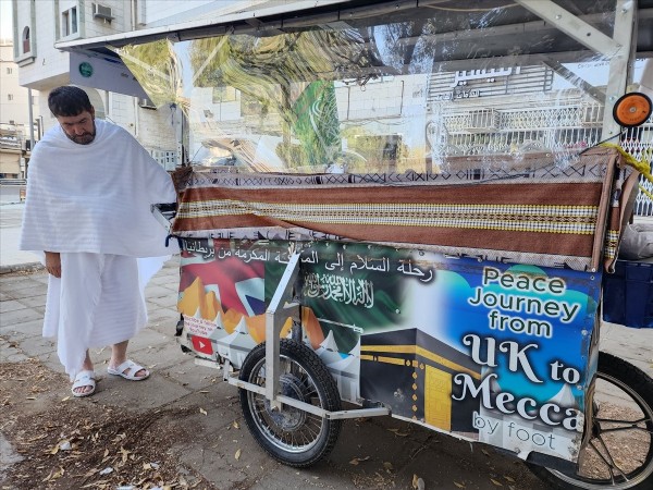İngiltere'den çıkan Adam Muhammed, 11 ayda yürüyerek Mekke'ye ulaştı!