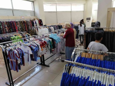 73 Bin 300 Aileye Kiyafet Ve Ayakkabi Yardimi