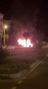 Izmir'de Park Halindeki Otomobil Alev Topuna Döndü