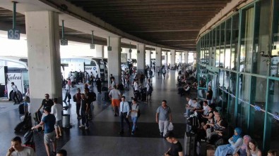 Bayram Öncesi Bin Araç Terminalden Çikiyor