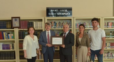 Esat Anik'tan DPÜ'ye 685 Kitap Bagisi